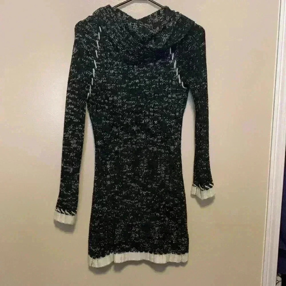 Papillion  Krochetta 100% acrylic sweater with three buttons up the front w hood - Picture 3 of 7